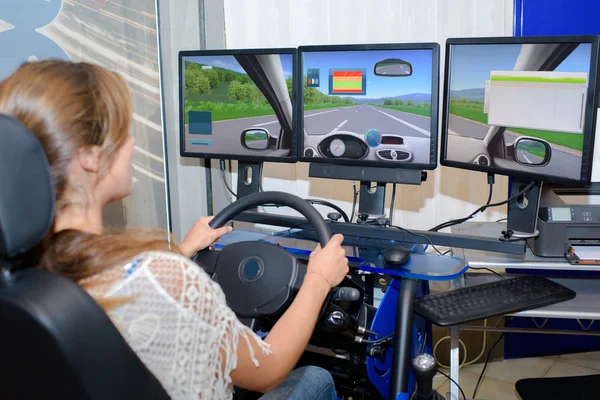 Mujer usando simulador de conducción con varias pantallas — Foto de Stock