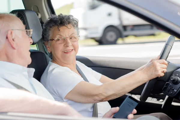 Ältere Autofahrerin und Frau — Stockfoto