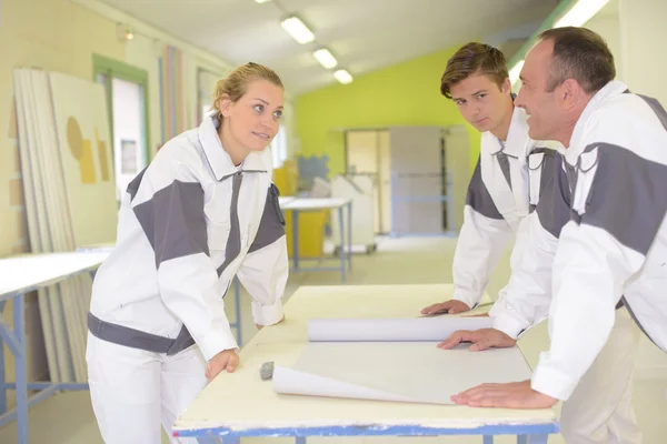 Jongeren leren aan behang — Stockfoto