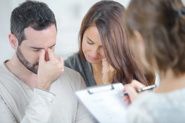 Verontruste paar met vrouw met Klembord — Stockfoto