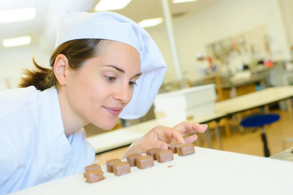 Barrette di cioccolato fresco e donna — Foto Stock