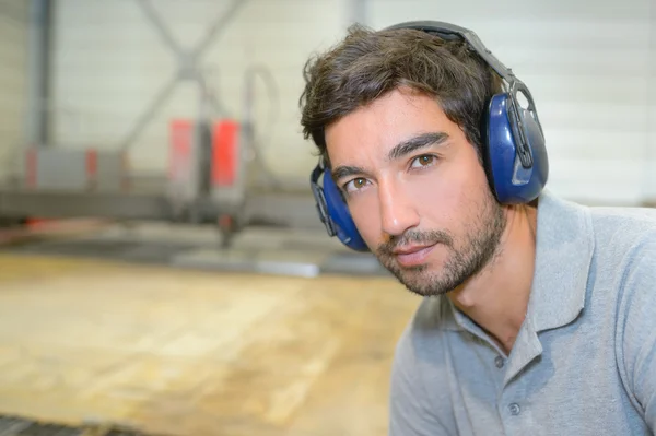 Jovem com auriculares — Fotografia de Stock