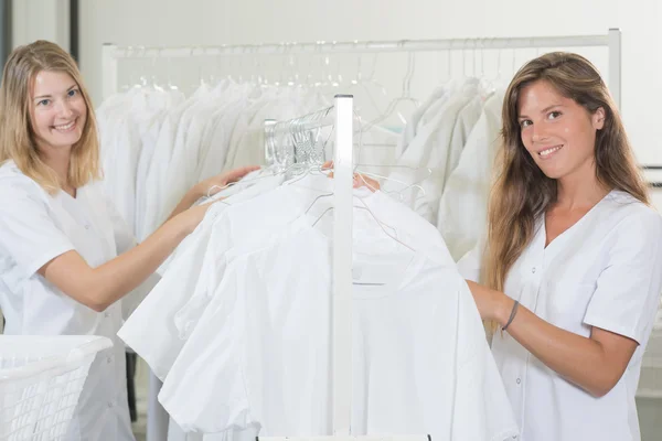Mulheres com roupas brancas — Fotografia de Stock
