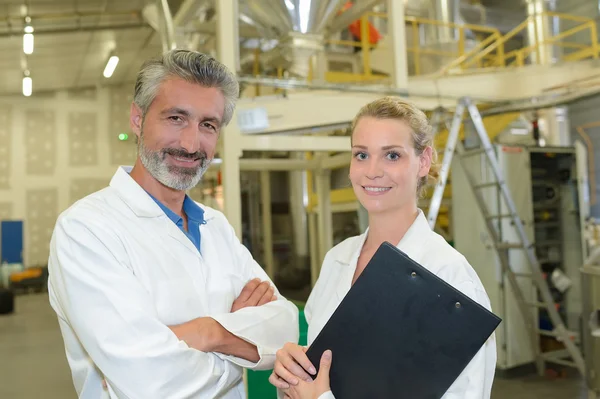 Retrato de hombre y mujer en fábrica — Foto de Stock