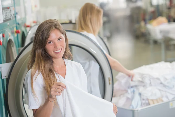 Mujeres que trabajan en la lavandería profesional —  Fotos de Stock