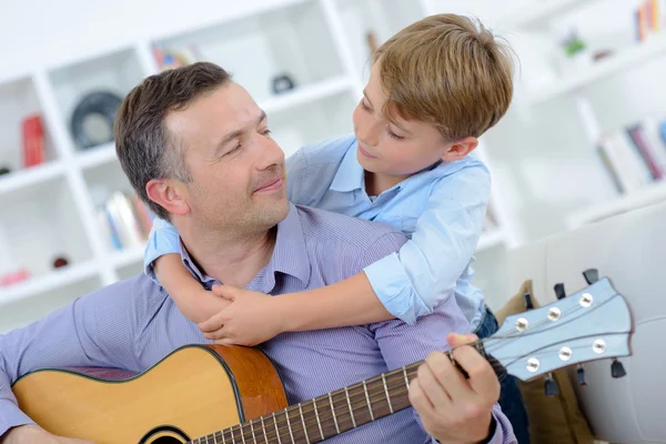 Uomo che suona la chitarra e due — Foto Stock