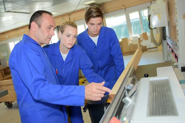 Timmerwerk klasse en man — Stockfoto