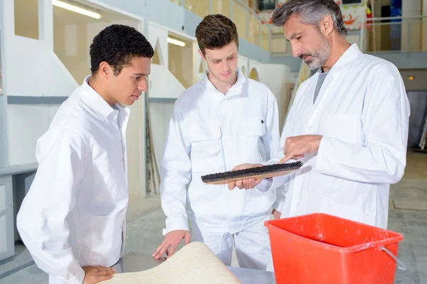 Mannen in witte en man — Stockfoto