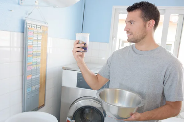 Wassen en jonge knappe — Stockfoto