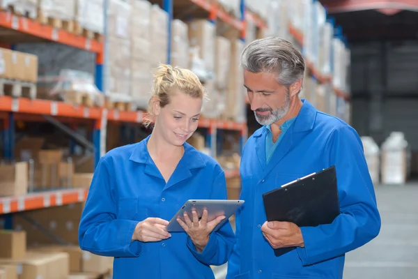 Lavoratori del magazzino guardando tablet — Foto Stock