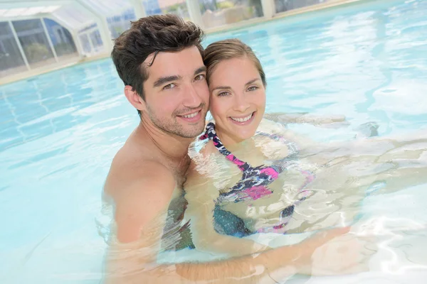 Porträtt av par i poolen — Stockfoto