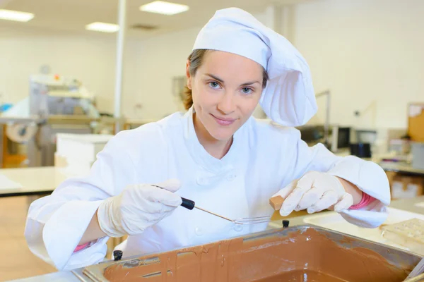 Chef trabajando en la cuba de chocolate — Foto de Stock