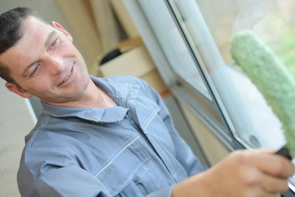 Hombre limpiando ventanas y limpio —  Fotos de Stock