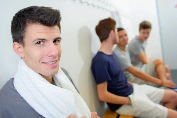 Jonge mannen zaten in de kleedkamer — Stockfoto