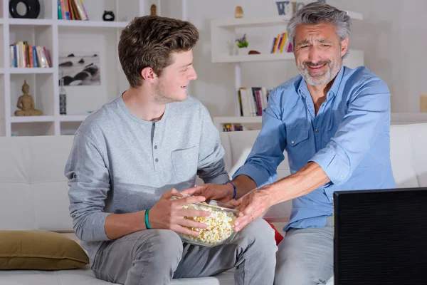 Popcorn e uomini uomini — Foto Stock