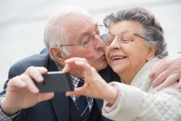 Anziani coppia prendere un selfie — Foto Stock