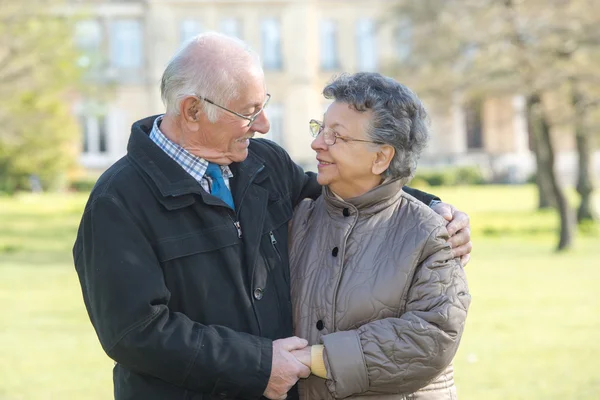 Ouderen paar hand in hand — Stockfoto