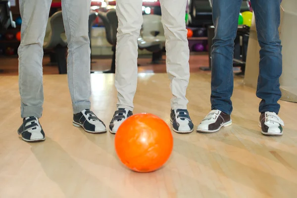 Bowling golyó és a lábak — Stock Fotó