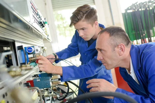 Aprendiz de ingeniería mecánica y hombre — Foto de Stock