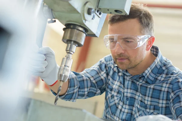 Metaal boren machine en mens — Stockfoto