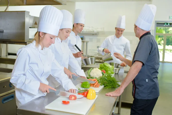 Estudantes em uma aula de culinária — Fotografia de Stock