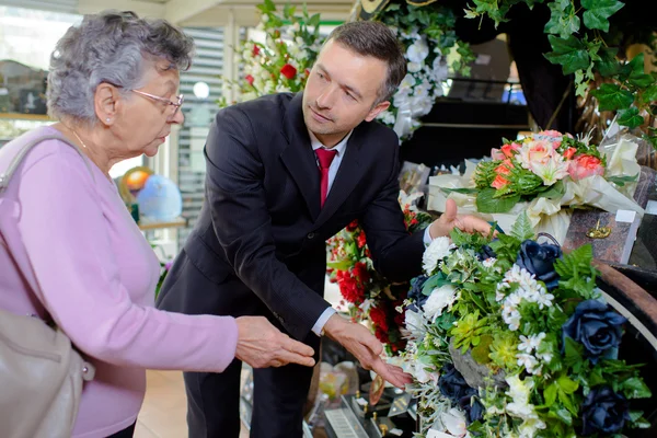 Het kiezen van bloemen en oude vrouw — Stockfoto