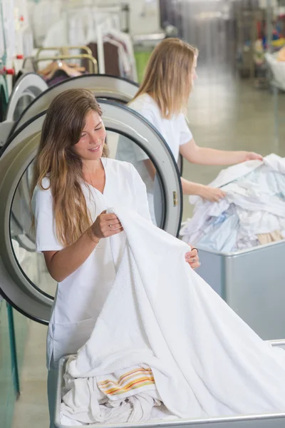 Mulheres que trabalham na lavandaria — Fotografia de Stock