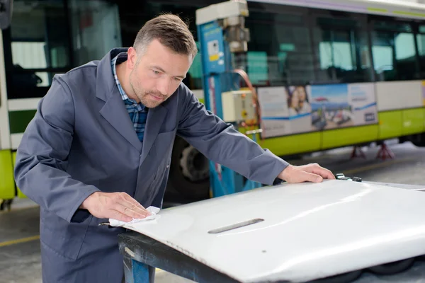 Hombre que trabaja en el mantenimiento del autobús — Foto de Stock