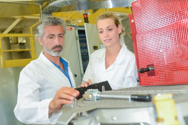 Mann und Frau arbeiten — Stockfoto