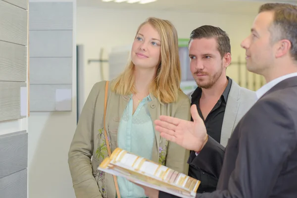 Man aan het werk met cliënten — Stockfoto