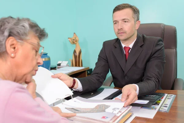 Undertaker in meeting with elderly lady — Stock Photo, Image