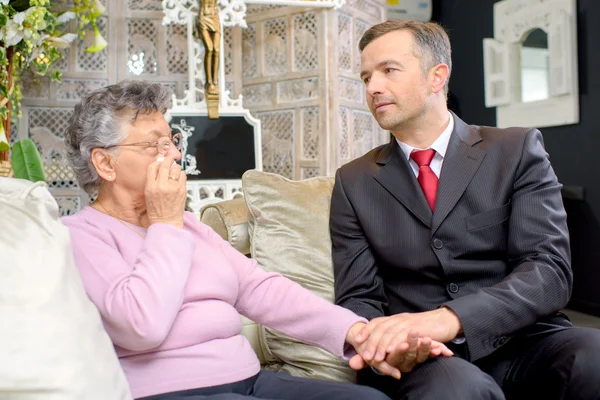 Äldre kvinna och man sitter — Stockfoto