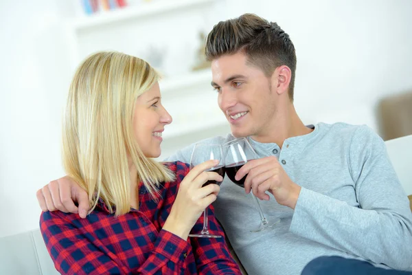 Pareja bebiendo vino tinto —  Fotos de Stock