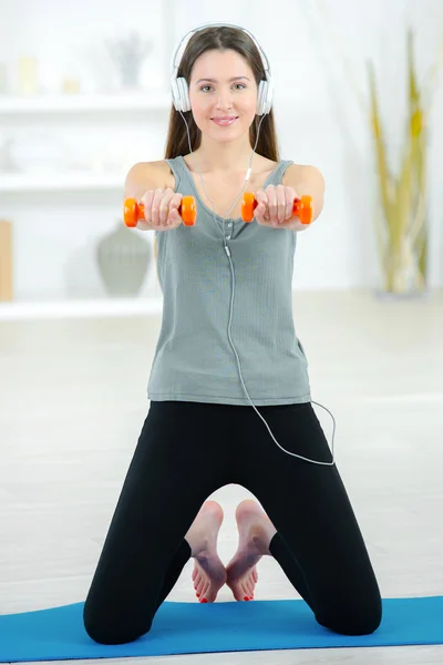 Woman  lifting weights — Stock Photo, Image