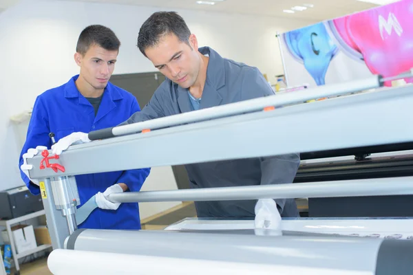 Homens usando máquina de impressão — Fotografia de Stock