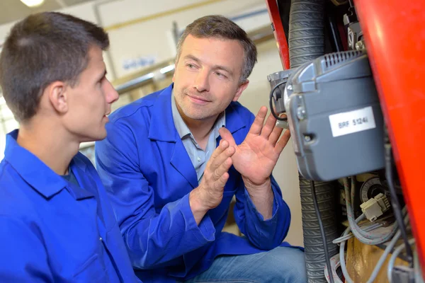 Homem explicando o equipamento — Fotografia de Stock