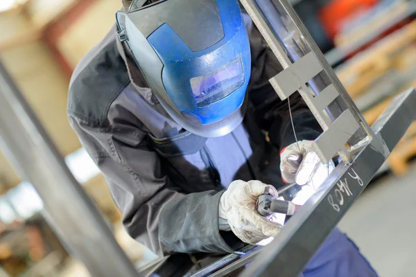 Lasser werken aan gebouw — Stockfoto