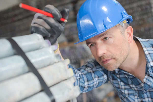 Lavoratore occupato che lavora — Foto Stock