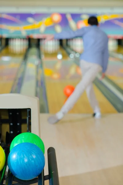 Az ember-játszani a bowling — Stock Fotó