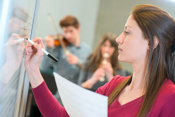 Musiklärare på jobbet — Stockfoto