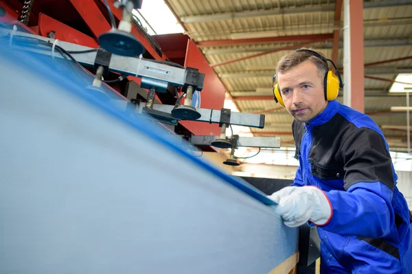 Fabrikarbeiter arbeitet — Stockfoto