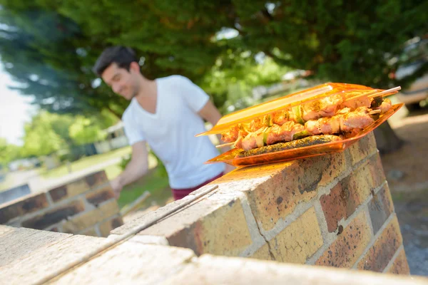 Churrasco cozido e homem — Fotografia de Stock