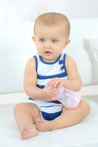 Baby hält Flasche in der Hand — Stockfoto