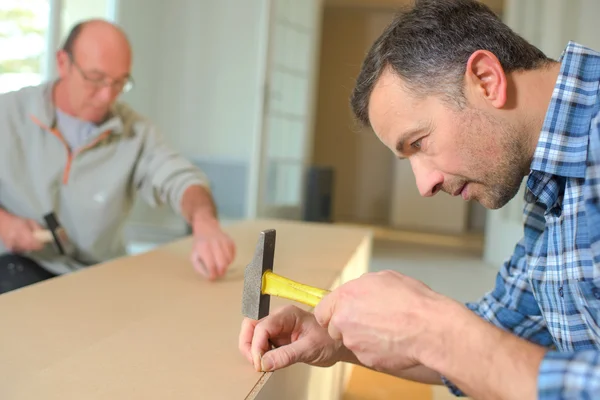 Zwei Teppichknüpfer bei der Arbeit — Stockfoto