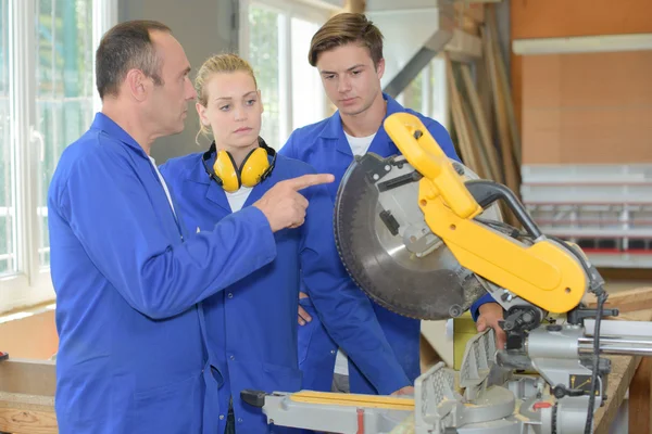 Man uit te leggen zag functies — Stockfoto