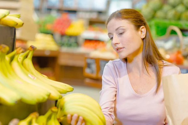 Vrouw winkelen voor sommige vruchten — Stockfoto