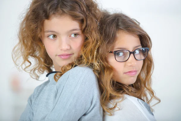 Lindo hermanas posando — Foto de Stock