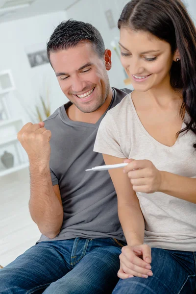 Hombre y mujer sosteniendo prueba de embarazo — Foto de Stock