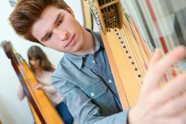 Teenager spielt Harfe — Stockfoto