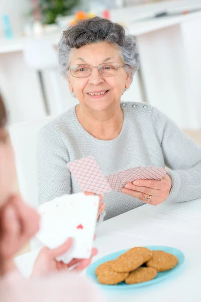 Senhora jogar cartas — Fotografia de Stock